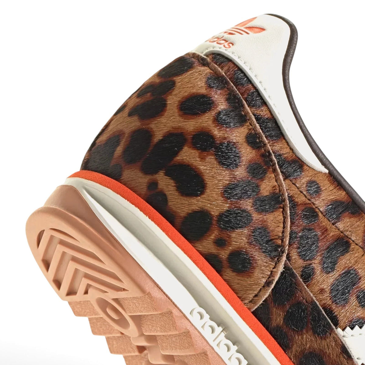 Bliss sneakers adidas Originals leopar desenli, turuncu detaylı ve kauçuk tabanlı günlük spor ayakkabı topuk detayı