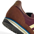 Bliss sneakers adidas Originals retro spor ayakkabı, kahverengi süet ve bordo tekstil detaylı topuk tasarımı.