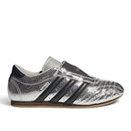 Bliss sneakers marka, metalik gümüş renkli, çatlak dokulu yüzeye sahip bağcıksız adidas Samba spor ayakkabı.
