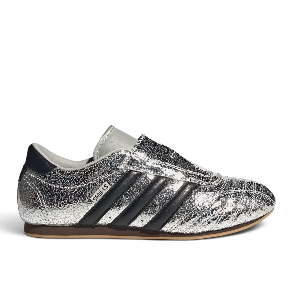 Bliss sneakers marka, metalik gümüş renkli, çatlak dokulu yüzeye sahip bağcıksız adidas Samba spor ayakkabı.