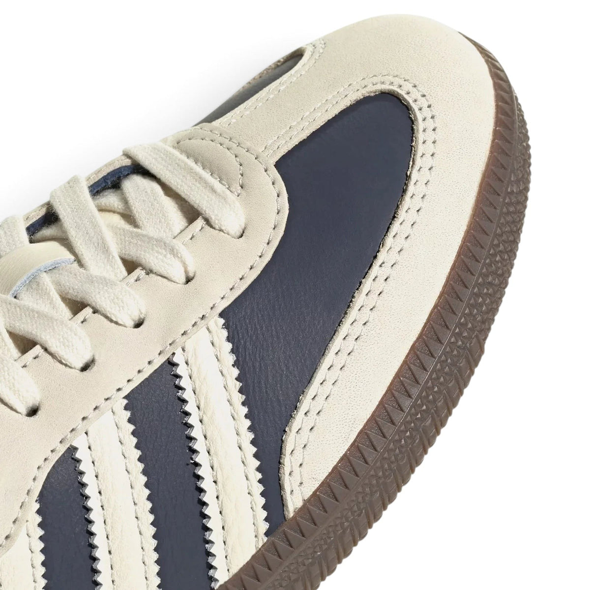 Bliss sneakers adidas Samba lacivert ve kırık beyaz deri süet detaylı klasik spor ayakkabı burun ve yan görünüm