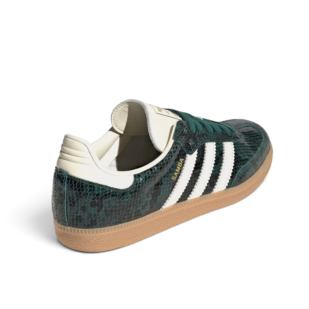 Bliss sneakers marka, orman yeşili yılan derisi desenli, beyaz üç bantlı ve kauçuk tabanlı adidas Samba spor ayakkabı