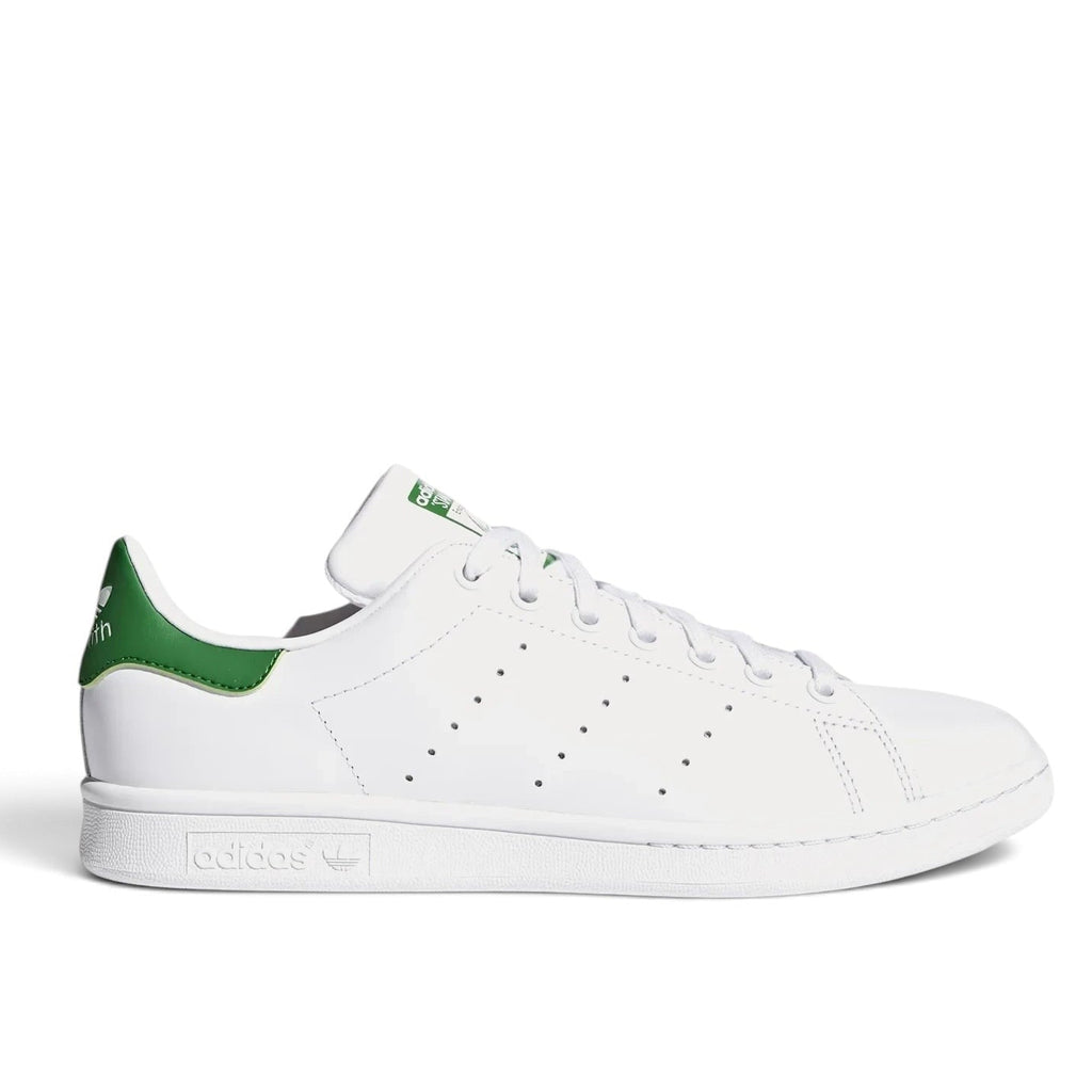 Bliss sneakers adidas Stan Smith beyaz deri spor ayakkabı, yeşil topuk detaylı ve yanlarda delikli üç bant tasarımı