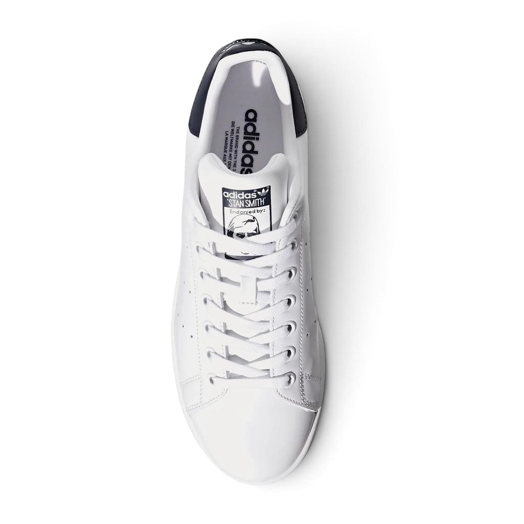 Bliss sneakers adidas Stan Smith beyaz deri spor ayakkabı, lacivert topuk detaylı ve klasik bağcıklı üstten görünüm