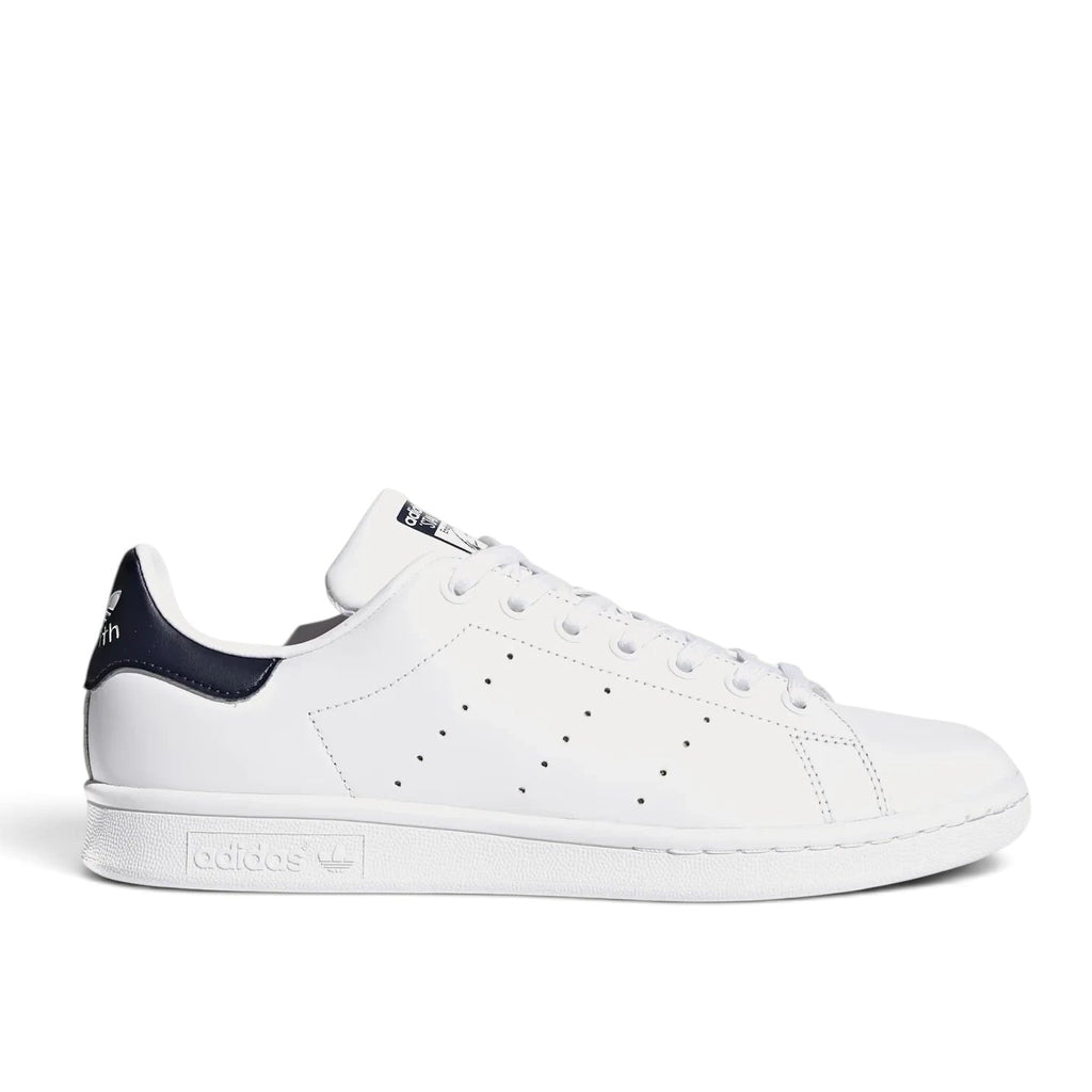 Bliss sneakers adidas Stan Smith beyaz deri spor ayakkabı, lacivert topuk detaylı ve ikonik delikli üç bant tasarımı.