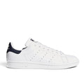 Bliss sneakers adidas Stan Smith beyaz deri spor ayakkabı, lacivert topuk detaylı ve ikonik delikli üç bant tasarımı.