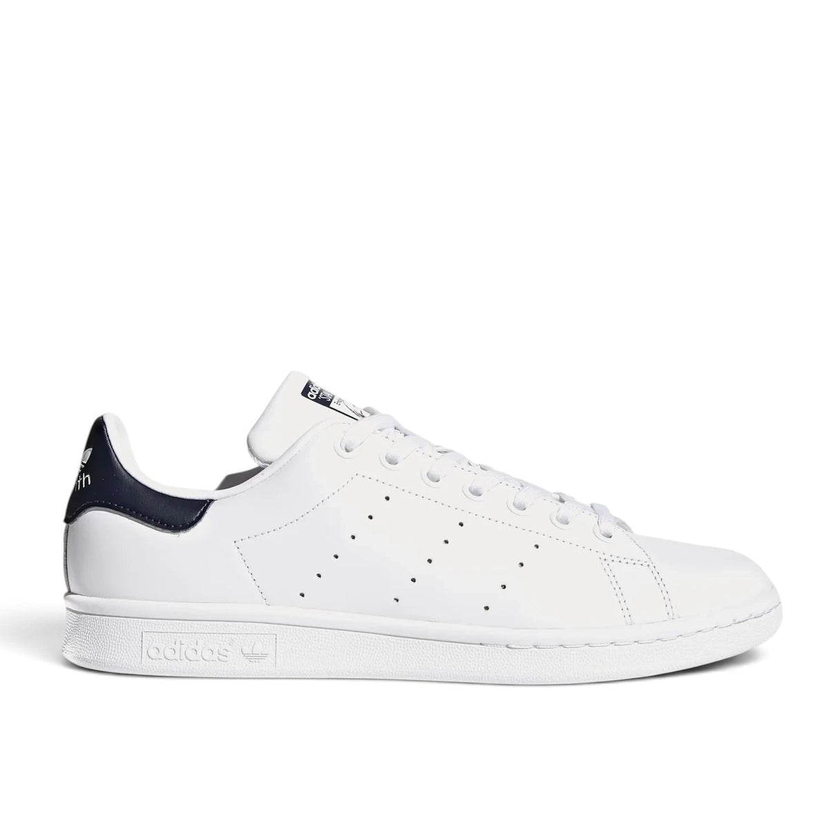 Bliss sneakers adidas Stan Smith beyaz deri spor ayakkabı, lacivert topuk detaylı ve ikonik delikli üç bant tasarımı.