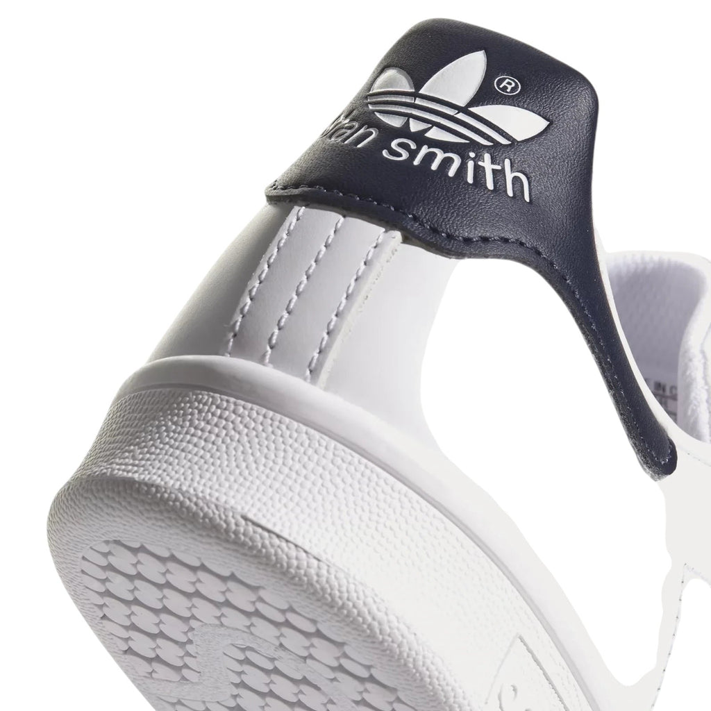 Bliss sneakers adidas Stan Smith beyaz deri spor ayakkabı, lacivert topuk detaylı ve ikonik logolu arka görünüm