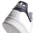 Bliss sneakers adidas Stan Smith beyaz deri spor ayakkabı, lacivert topuk detaylı ve ikonik logolu arka görünüm