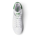 Bliss sneakers beyaz deri adidas Stan Smith spor ayakkabı, yeşil topuk detaylı ve üstten görünüm.