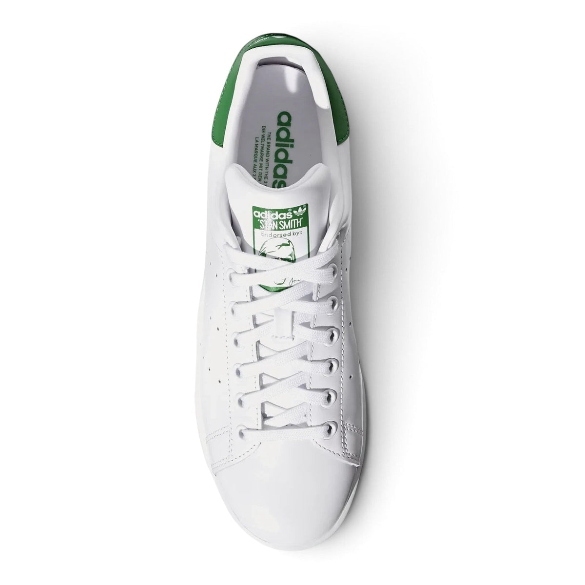 Bliss sneakers beyaz deri adidas Stan Smith spor ayakkabı, yeşil topuk detaylı ve üstten görünüm.