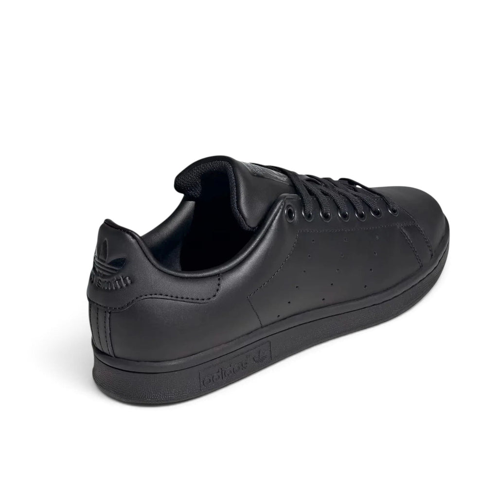 Bliss sneakers adidas Stan Smith tamamen siyah sentetik deri günlük spor ayakkabı, topukta logo detaylı arka görünüm