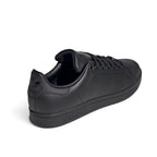 Bliss sneakers adidas Stan Smith tamamen siyah sentetik deri günlük spor ayakkabı, topukta logo detaylı arka görünüm
