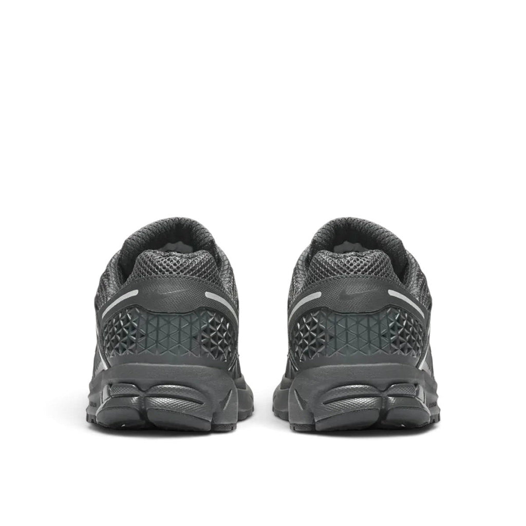 Bliss sneakers antrasit ve siyah renkli, topuk kısmında dokulu detaylara sahip nefes alabilen günlük spor ayakkabı