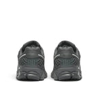 Bliss sneakers antrasit ve siyah renkli, topuk kısmında dokulu detaylara sahip nefes alabilen günlük spor ayakkabı