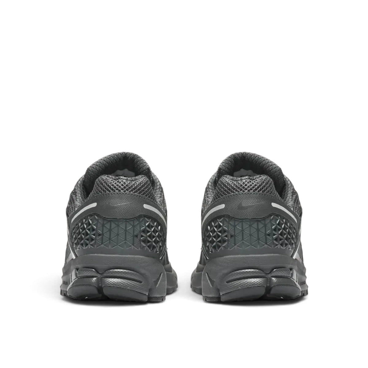 Bliss sneakers antrasit ve siyah renkli, topuk kısmında dokulu detaylara sahip nefes alabilen günlük spor ayakkabı