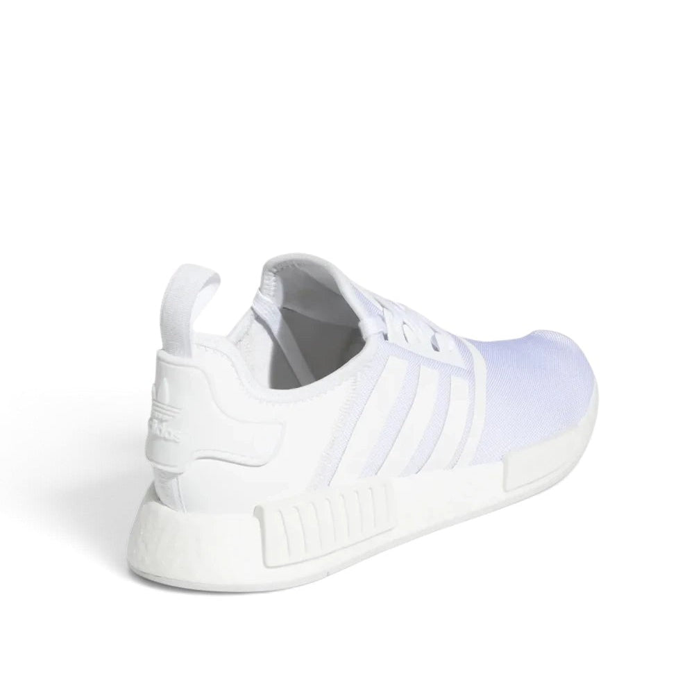 Bliss sneakers beyaz adidas NMD günlük spor ayakkabı, nefes alabilen örgü yüzeyli ve ikonik yastıklamalı tabanlı model.