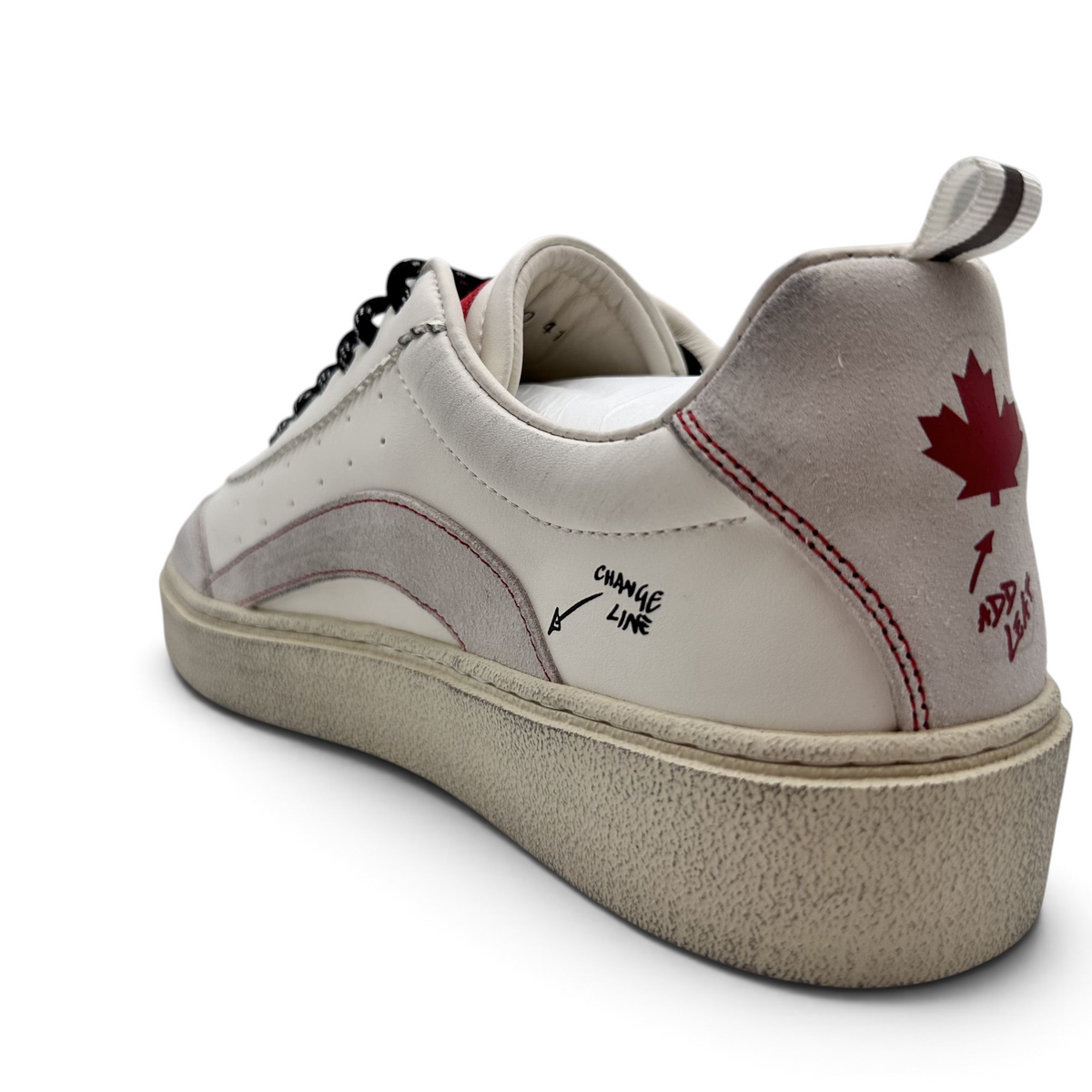 Bliss sneakers marka beyaz deri ve süet detaylı, topuk kısmında kırmızı akçaağaç yaprağı baskılı günlük spor ayakkabı