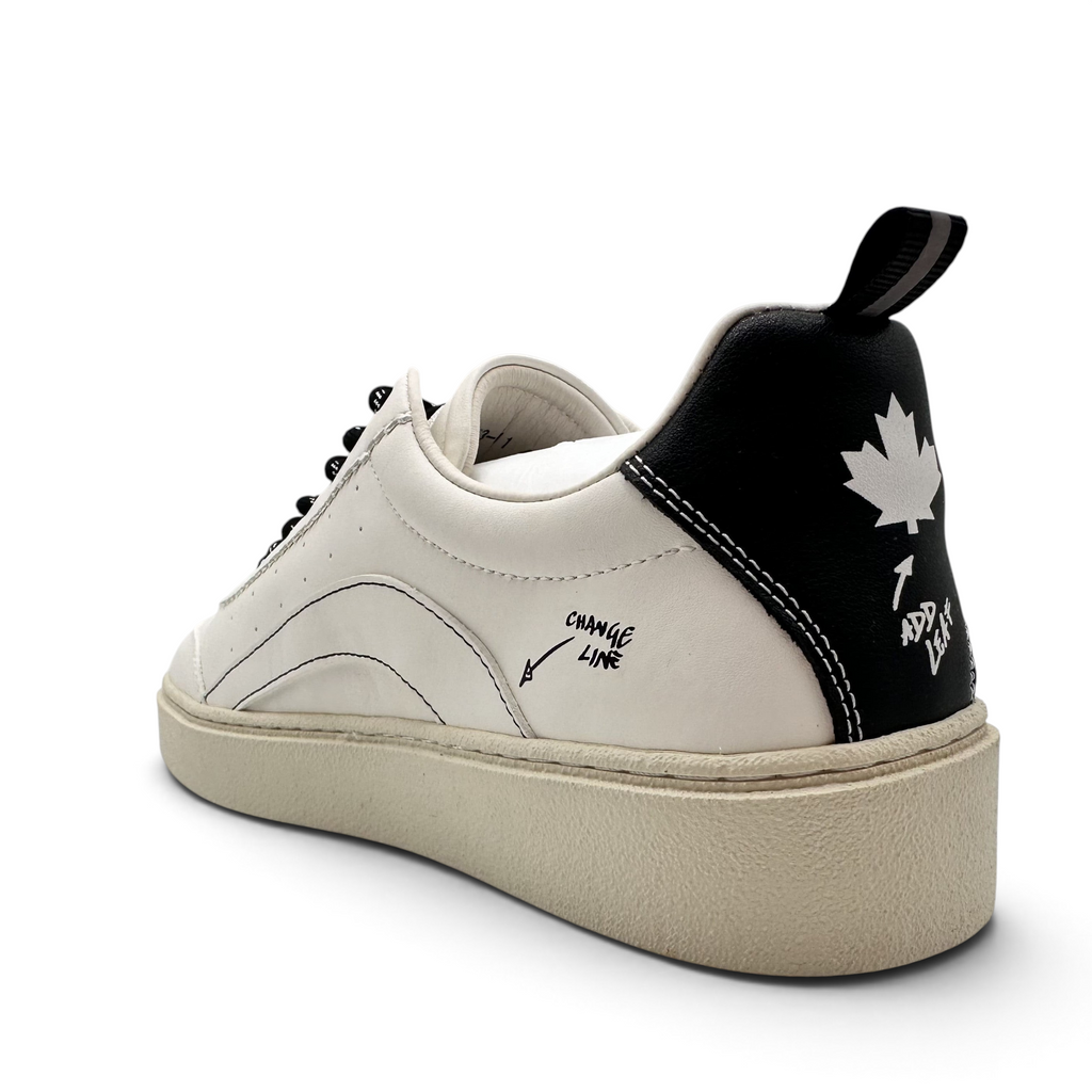 Bliss sneakers marka beyaz suni deri günlük spor ayakkabı, siyah topuk detayı, yaprak logosu ve grafik yazılarla.