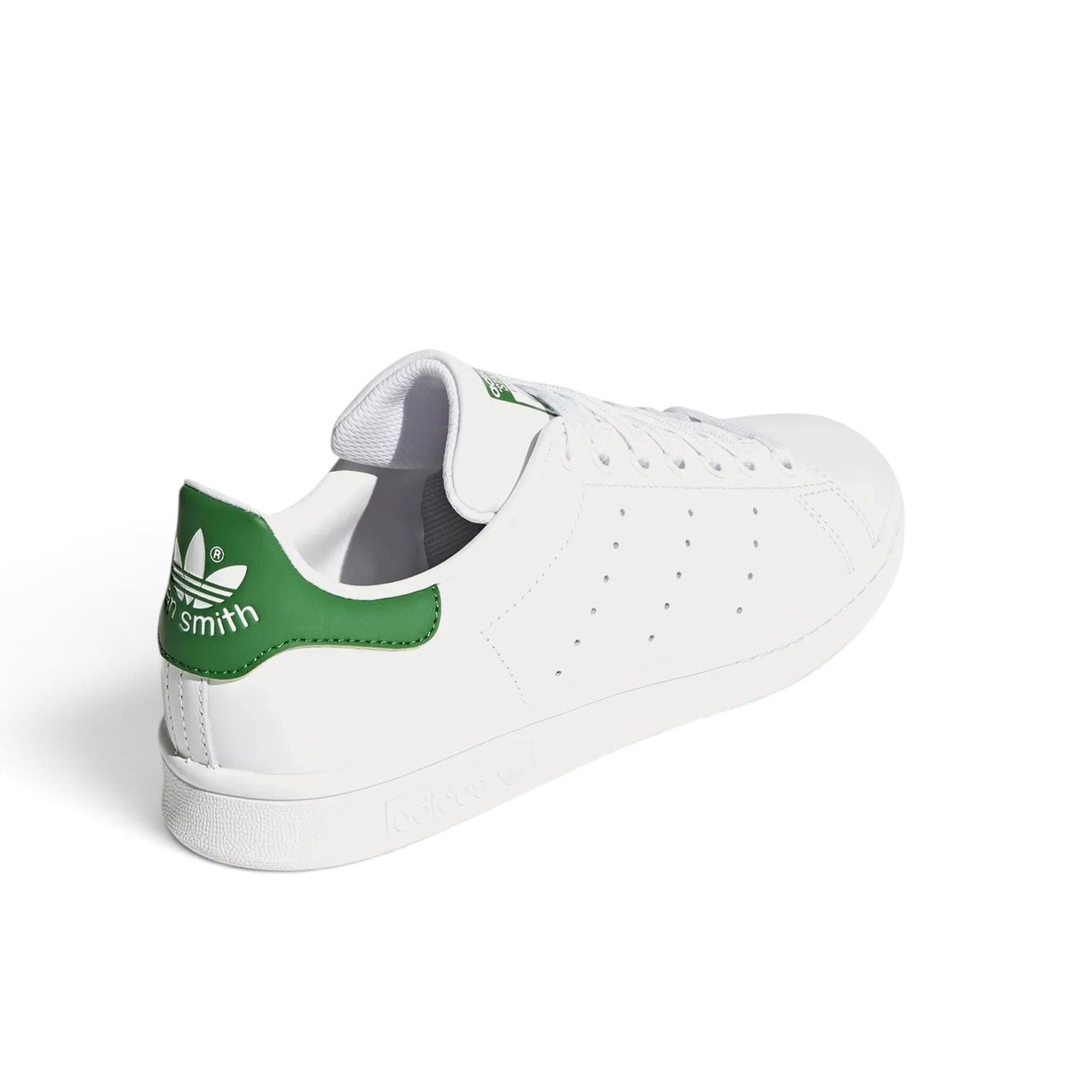 Bliss sneakers beyaz deri adidas Stan Smith spor ayakkabı, topukta yeşil detay ve delikli üç bant tasarımı ile.
