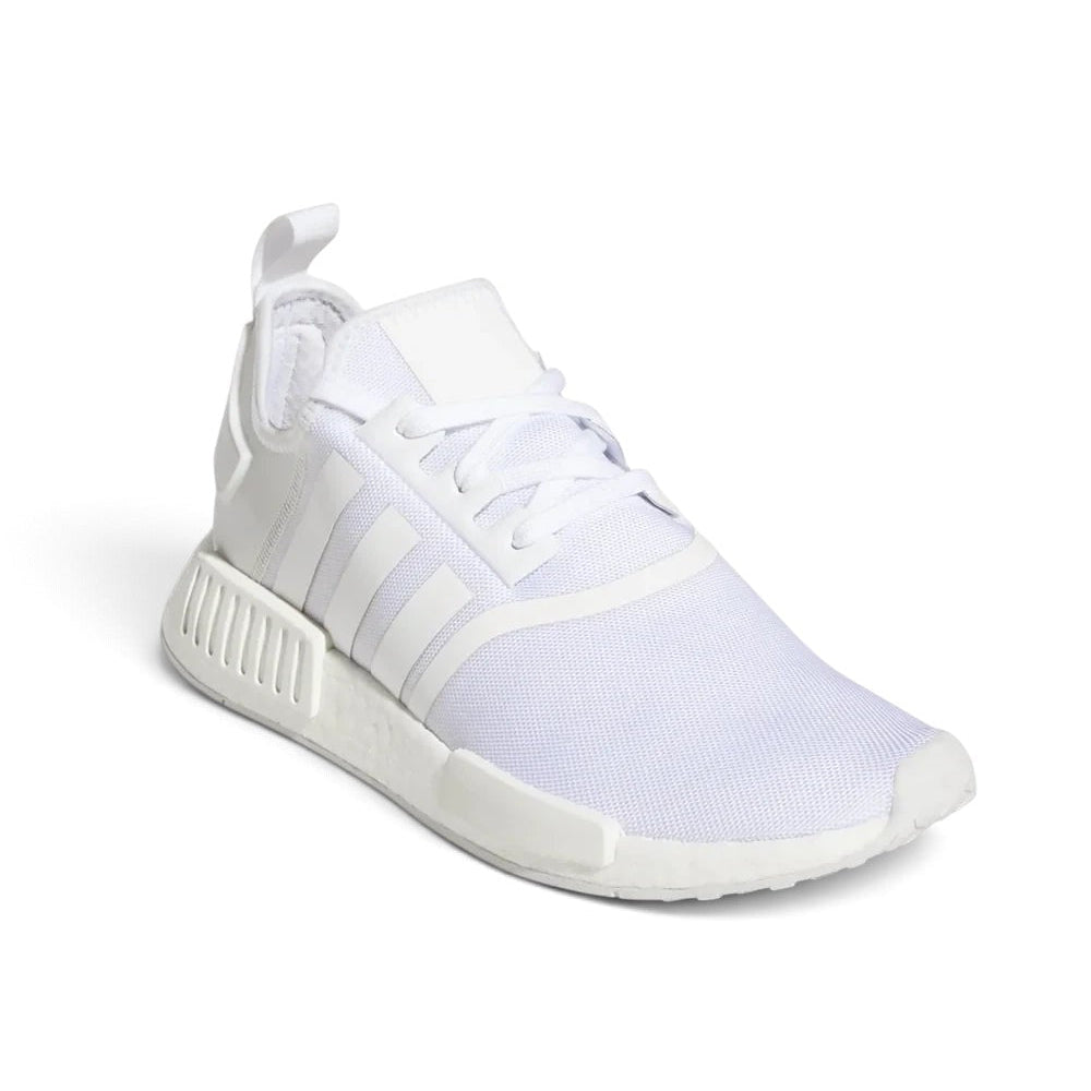 Bliss sneakers beyaz renkli, nefes alabilen örgü yüzeyli ve yastıklamalı tabana sahip ikonik NMD spor ayakkabı modeli.