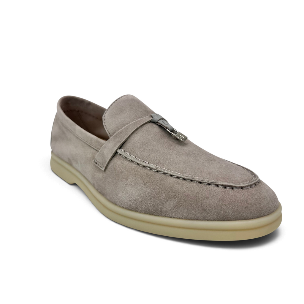 Bliss sneakers marka, deve tüyü renginde süet kadın loafer ayakkabı, üzerinde metalik charm detayı ile