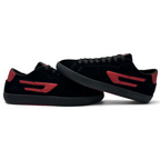 Bliss sneakers Diesel K868 siyah ve kırmızı süet düşük bilekli spor ayakkabı, yan panelde ikonik logo detayı ile.
