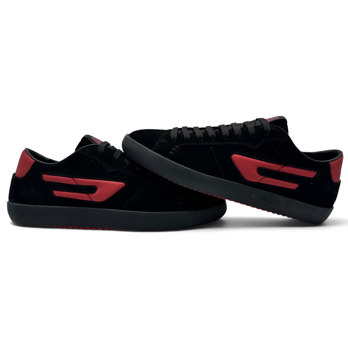 Bliss sneakers Diesel K868 siyah ve kırmızı süet düşük bilekli spor ayakkabı, yan panelde ikonik logo detayı ile.