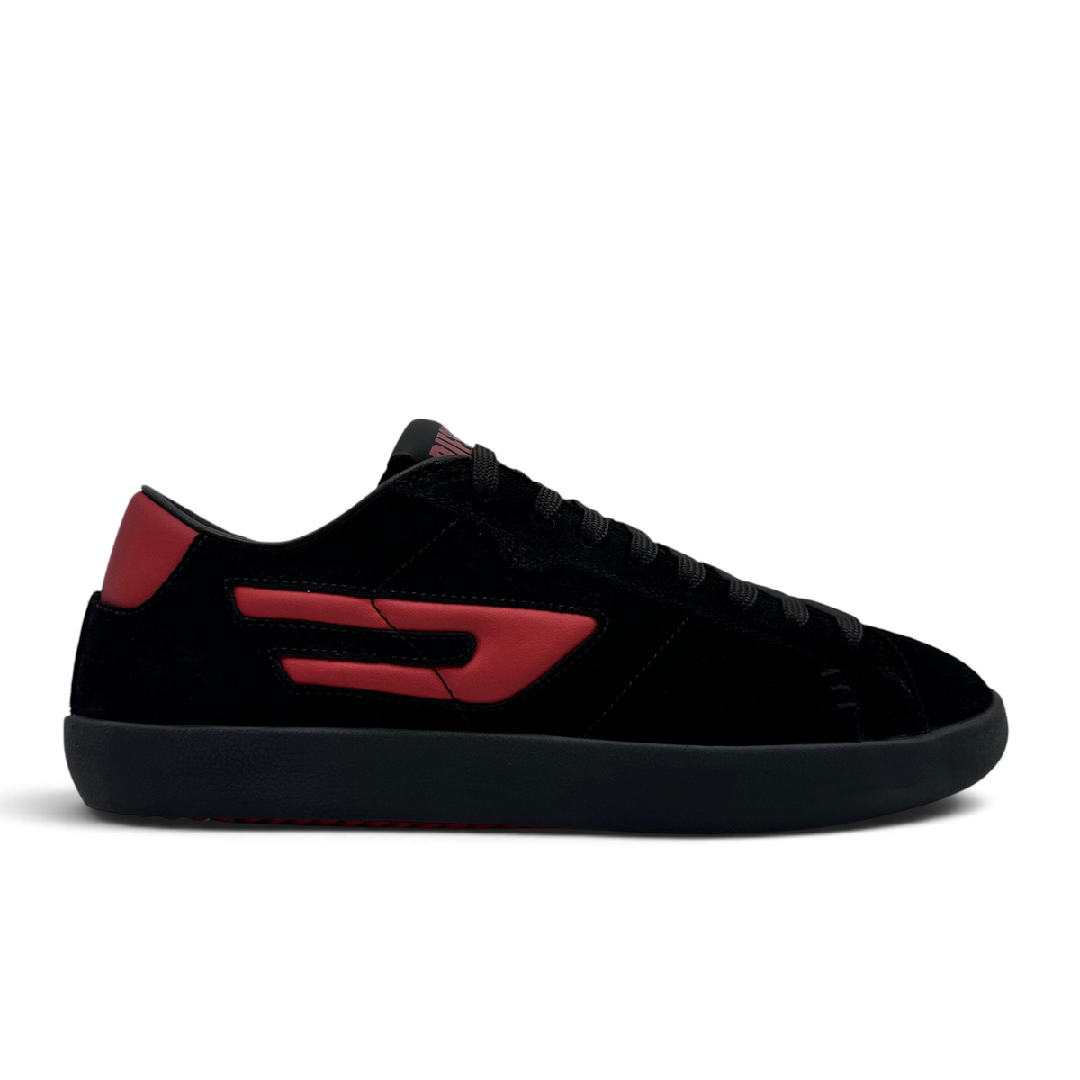 Bliss sneakers Diesel K868 siyah ve kırmızı süet düşük bilekli spor ayakkabı, yan profil görünümü.