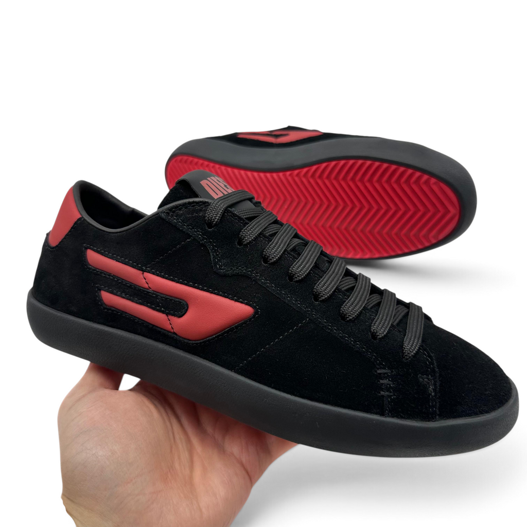 Bliss sneakers Diesel K868 siyah ve kırmızı süet düşük bilekli spor ayakkabı, yan profil ve taban detayı