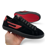 Bliss sneakers Diesel K868 siyah ve kırmızı süet düşük bilekli spor ayakkabı, yan profil ve taban detayı