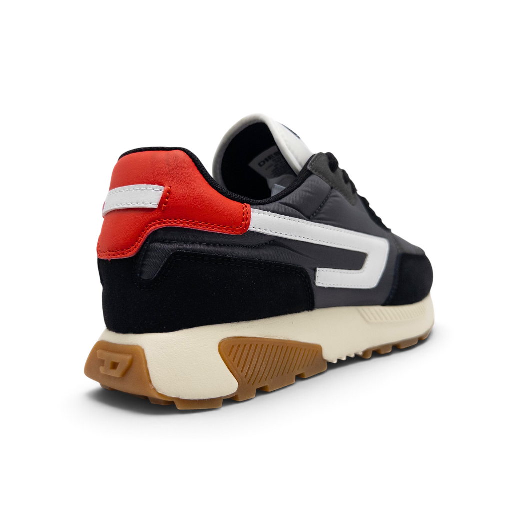 Bliss sneakers Diesel siyah ve kırmızı süet düşük bilekli spor ayakkabı, arka topuk detayı ve kauçuk taban