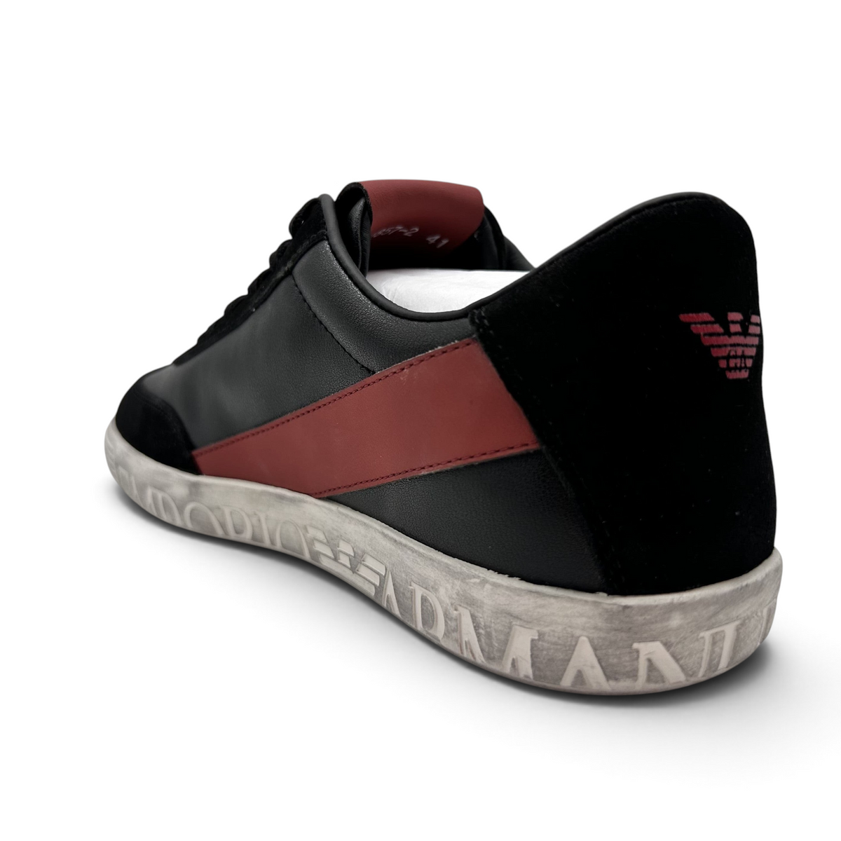 Bliss sneakers Emporio Armani siyah ve bordo renkli, deri ve süet detaylı, topukta logo bulunan şık erkek spor ayakkabı