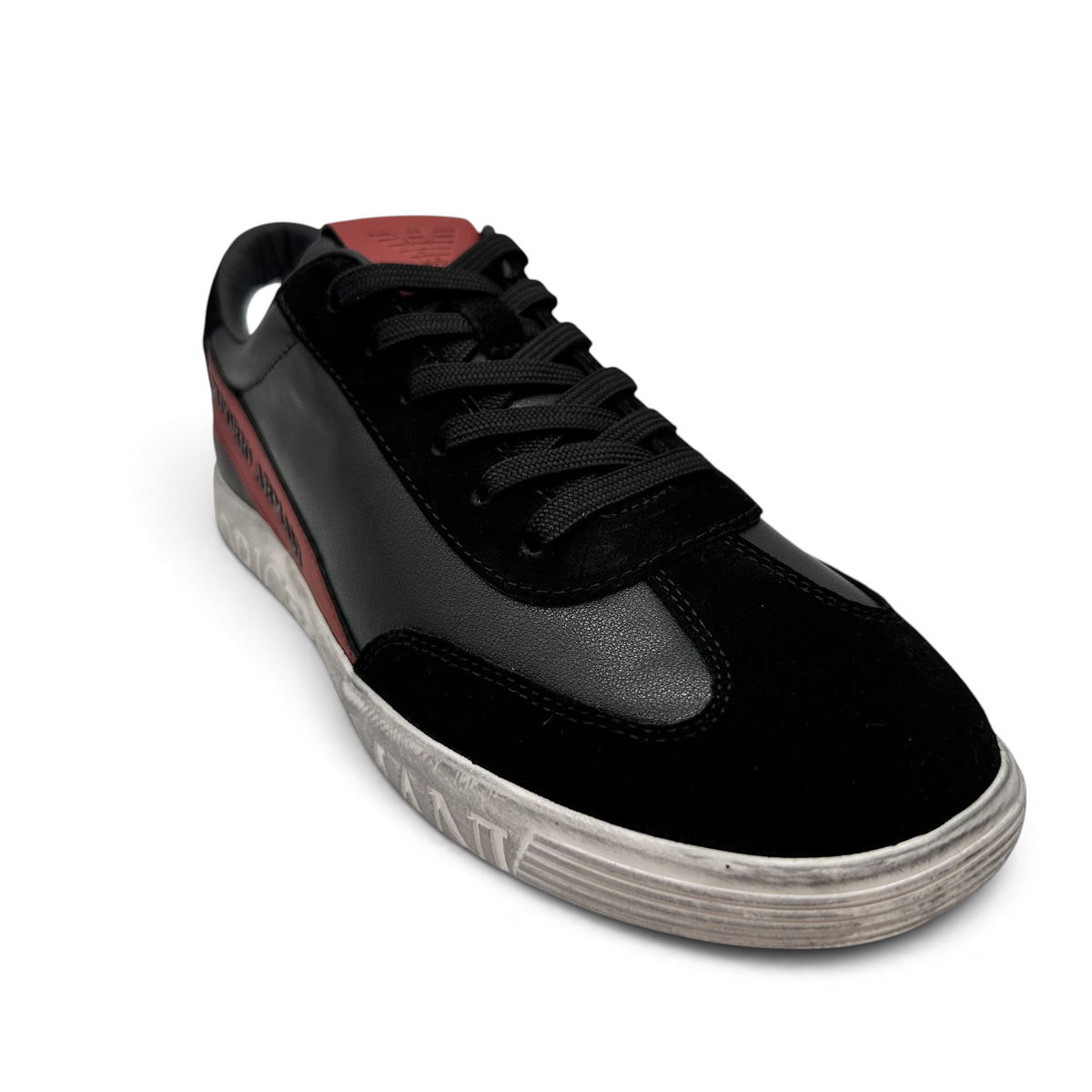 Bliss sneakers Emporio Armani siyah ve bordo renkli, deri ve süet detaylı, kabartmalı tabanlı şık erkek spor ayakkabı