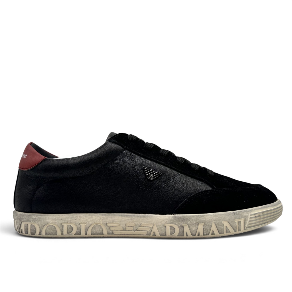 Bliss sneakers Emporio Armani siyah deri ve süet detaylı, topukta bordo dokunuşlu ve kabartmalı tabanlı erkek sneaker