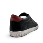 Bliss sneakers Emporio Armani siyah deri ve süet spor ayakkabı, topukta kırmızı detay ve kabartmalı taban yazısı.