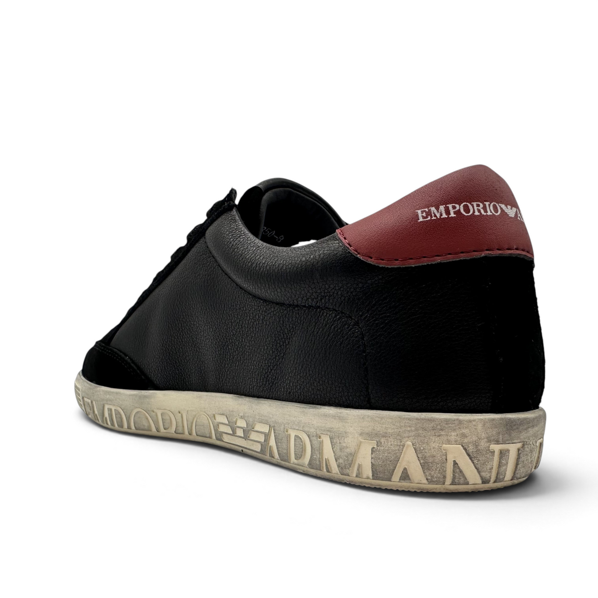 Bliss sneakers Emporio Armani siyah deri ve süet detaylı, topukta bordo vurgulu ve kabartmalı logolu erkek spor ayakkabı
