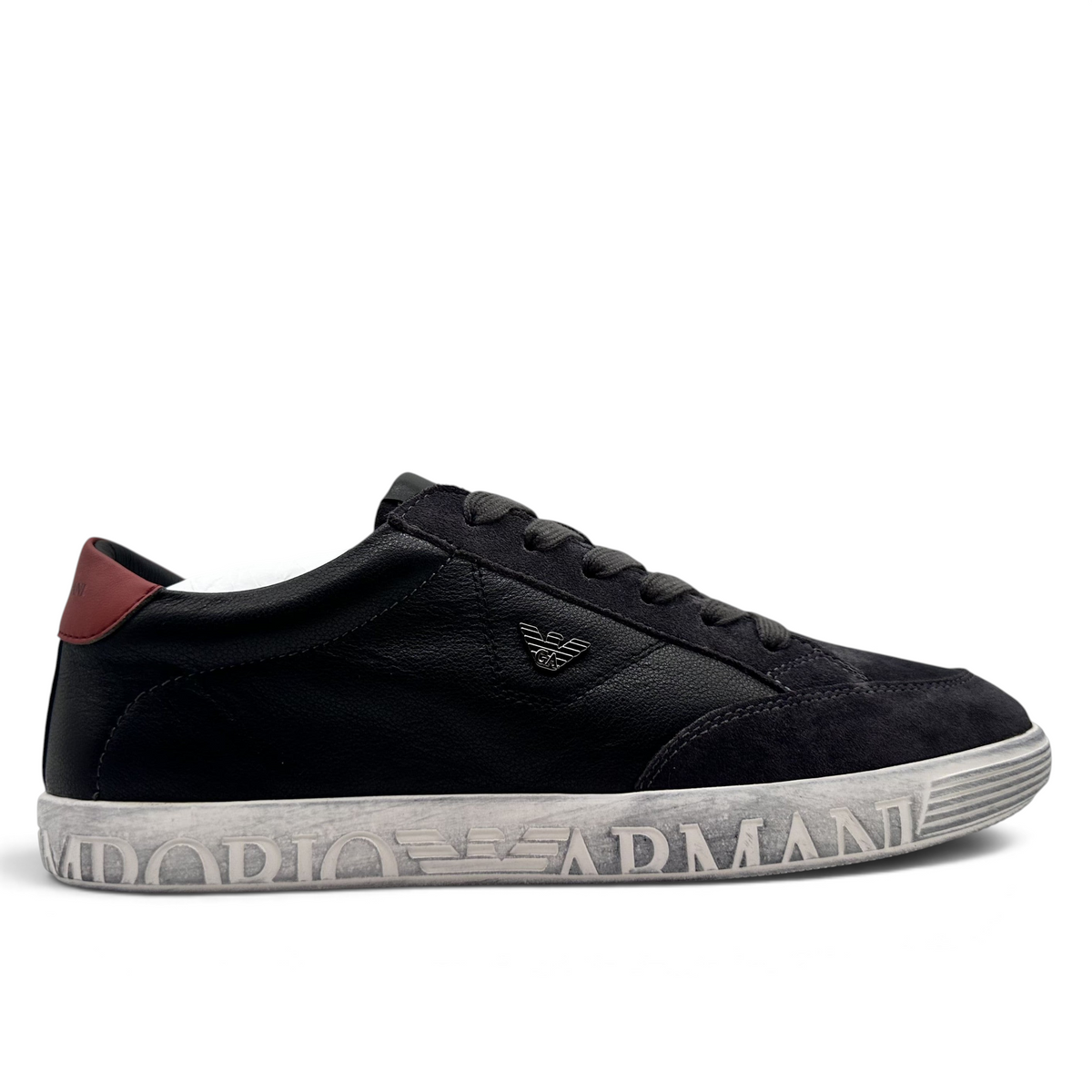 Bliss sneakers Emporio Armani siyah deri ve süet günlük spor ayakkabı, topukta kırmızı detay ve kabartmalı taban logolu