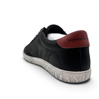 Bliss sneakers Emporio Armani siyah deri ve süet spor ayakkabı, topukta kırmızı detay ve kabartmalı taban yazısı.