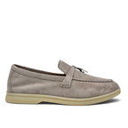 Bliss sneakers Loro Piana Summer Charms Walk kadın süet loafer, bej renkli düz tabanlı ve püskül detaylı tasarım.