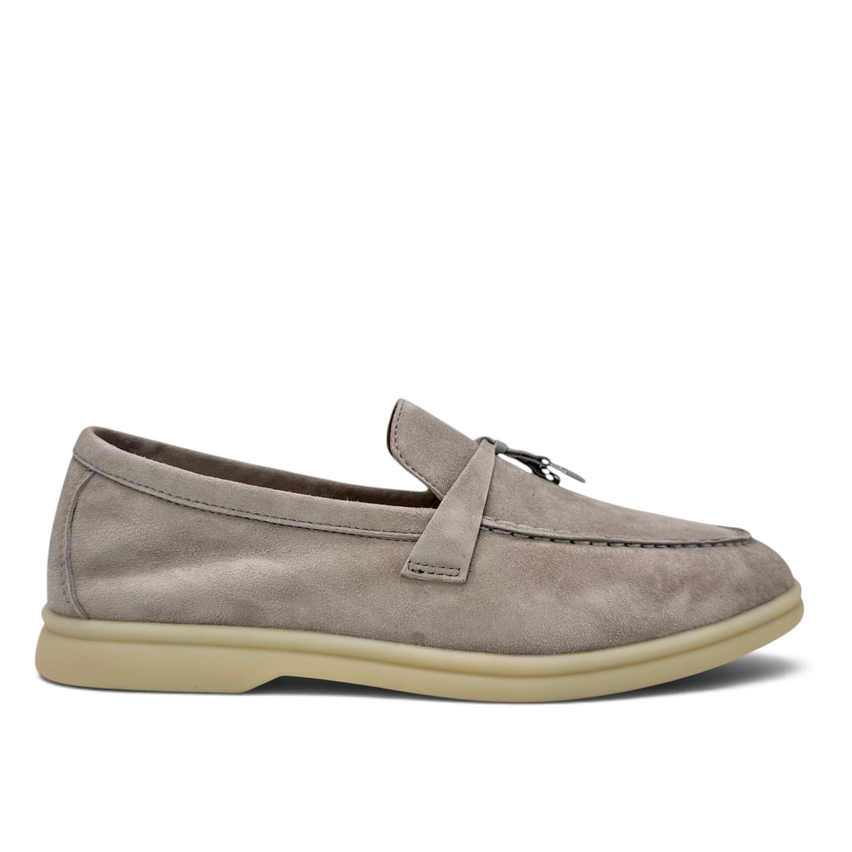 Bliss sneakers Loro Piana Summer Charms Walk kadın süet loafer, bej renkli düz tabanlı ve püskül detaylı tasarım.
