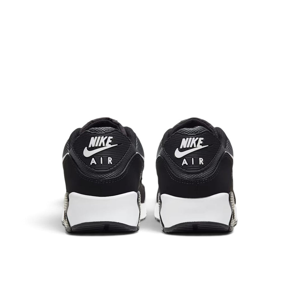 Bliss sneakers Nike Air Max 90 siyah ve beyaz renkli, topuk kısmında Air logolu spor ayakkabı arka görünümü