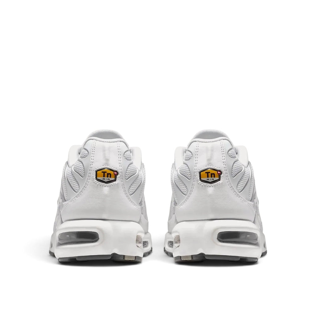 Bliss sneakers Nike Air Max Plus beyaz spor ayakkabı arka görünümü, ikonik Tn logo detaylı ve yastıklamalı taban