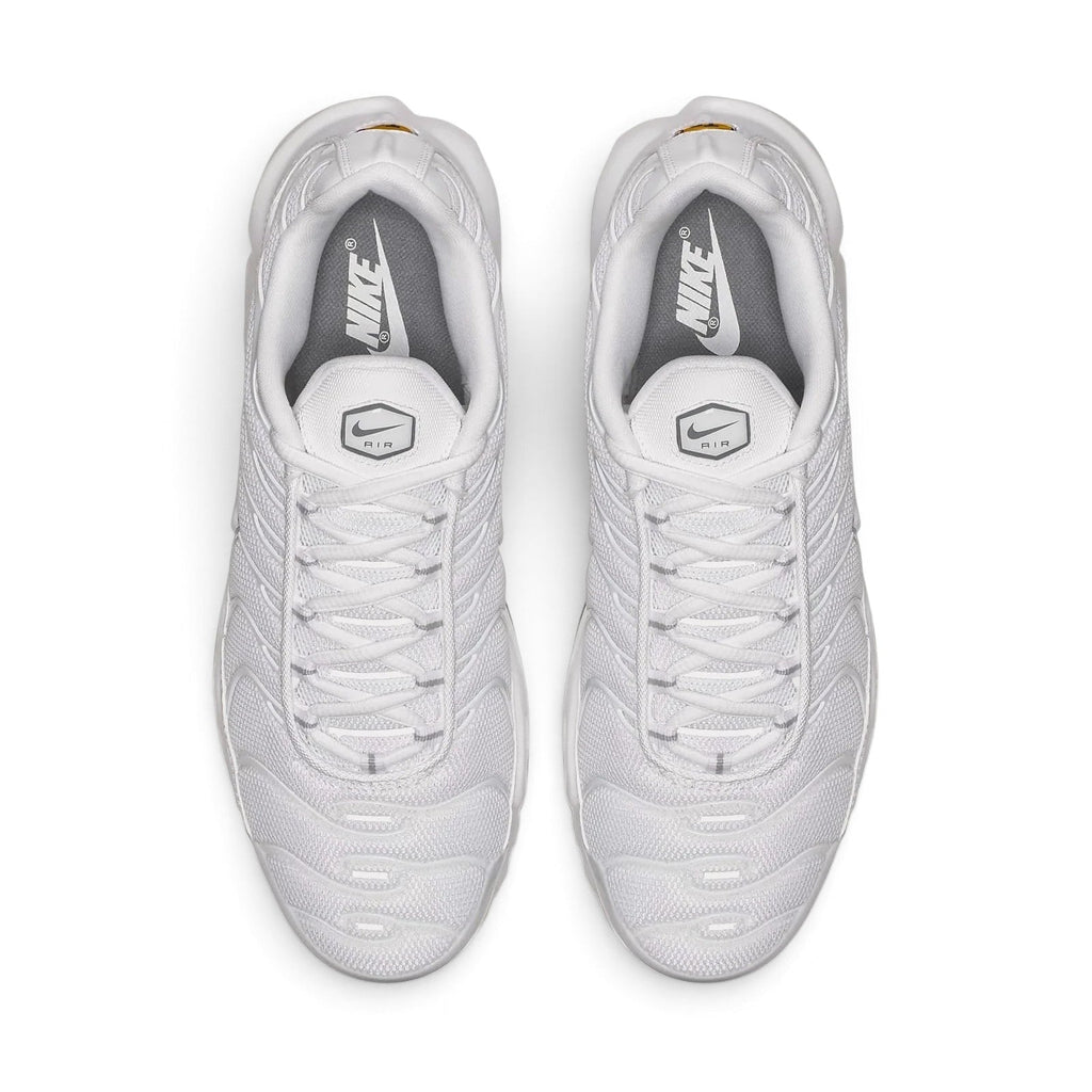 Bliss sneakers Nike Air Max Plus tamamen beyaz, file yüzeyli ve ikonik dalgalı tasarıma sahip günlük spor ayakkabı.