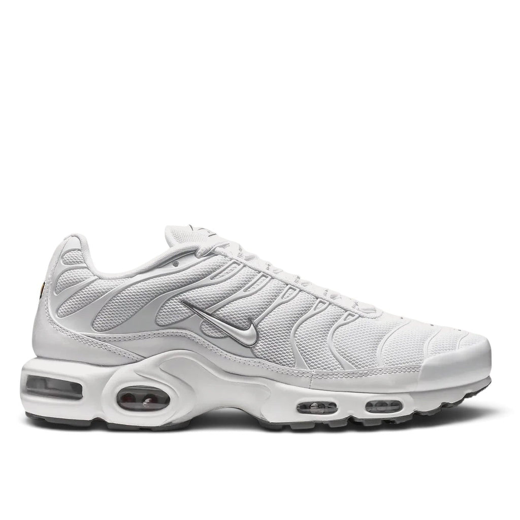 Bliss sneakers Nike Air Max Plus tamamen beyaz, dalgalı çizgili, file yüzeyli ve yastıklamalı günlük spor ayakkabı.