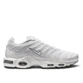 Bliss sneakers Nike Air Max Plus tamamen beyaz, dalgalı çizgili, file yüzeyli ve yastıklamalı günlük spor ayakkabı.