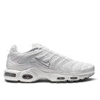 Bliss sneakers Nike Air Max Plus tamamen beyaz, dalgalı çizgili, file yüzeyli ve yastıklamalı günlük spor ayakkabı.