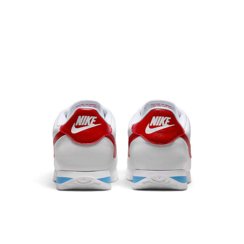 Bliss sneakers Nike Cortez beyaz deri spor ayakkabı, kırmızı topuk detaylı ve mavi orta tabanlı arka görünüm