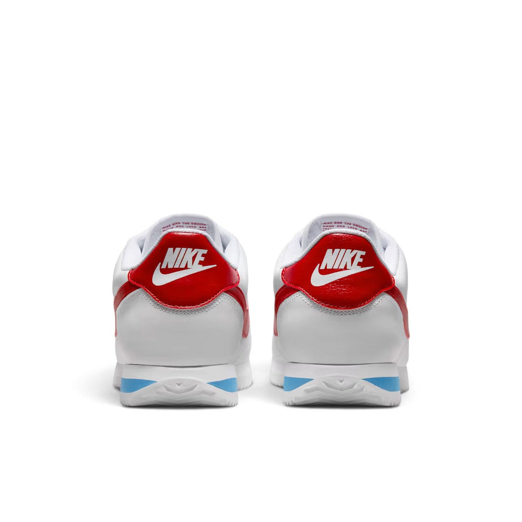 Bliss sneakers Nike Cortez beyaz deri spor ayakkabı, kırmızı topuk detaylı ve mavi orta tabanlı arka görünüm