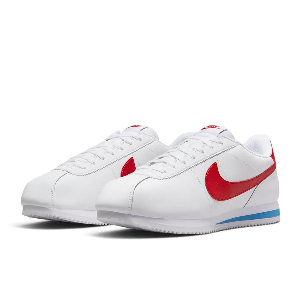 Bliss sneakers Nike Cortez beyaz deri spor ayakkabı, kırmızı Nike logolu ve mavi orta taban detaylı retro tasarım.